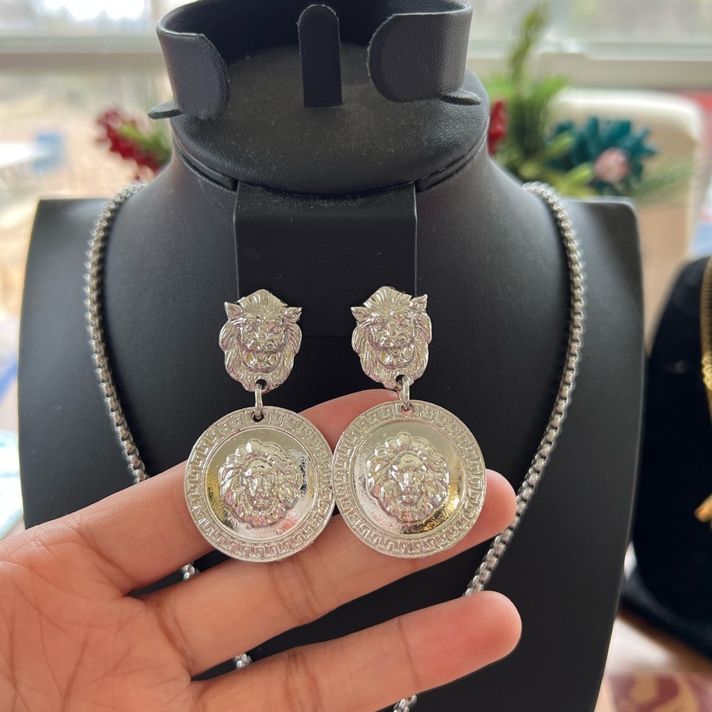 Brandnew with box Baroque Lion head earrings